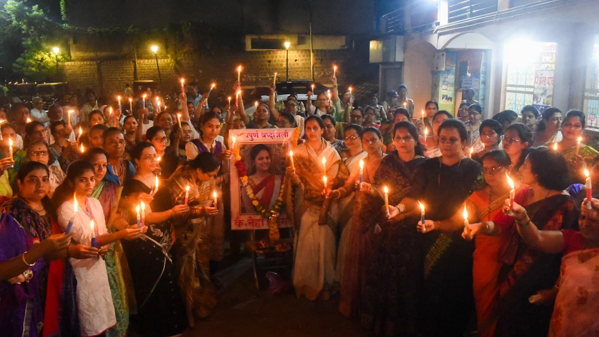 Karnataka BJP leaders visit murder victim's family, holding candles for justice.
