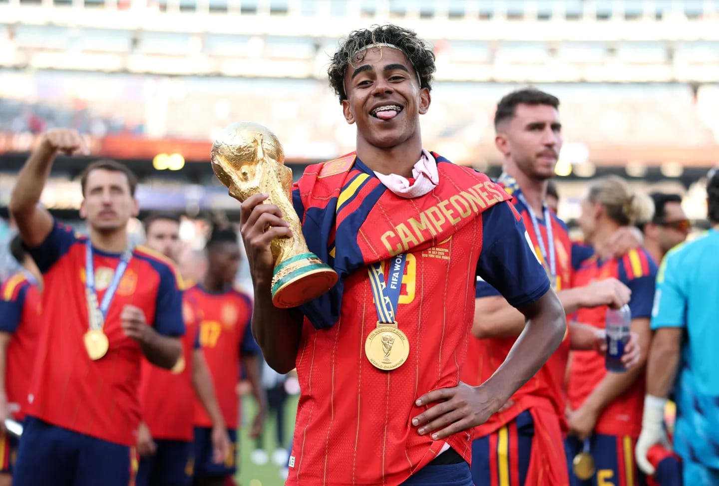 Spain player with World Cup trophy, text "CAMPEONES