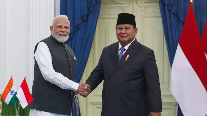 Indian Prime Minister Modi and Indonesian Defense Minister Prabowo shake hands