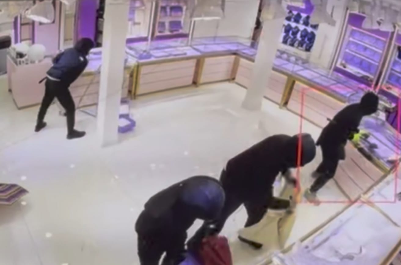 Thieves steal jewelry from NJ Indian jewelry store business during smash-and-grab.