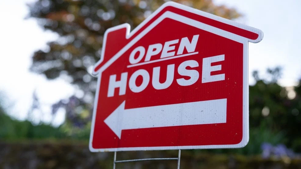 Red open house sign with arrow pointing left, indicating a property viewing.